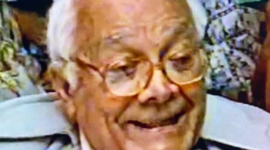 Universidade Livre de Estudos Culturais da Capoeira - Universidade da Capoeira - UNICAPOEIRA, Instituto de Educação Socioambiental - IESAMBI e Grupo de Capoeira Meia Lua - Fundado em 29 de Maio de 1962. Lançamento CD "Capoeira 500 Anos - Angola e Regional". Mestres Onça Tigre - Doutor Milton Freire de Carvalho, Polêmico - Professor João Couto Teixeira, Pezão - José Ribamar Teixeira Silva e Graduada Ana Schramm. Studio 57, SCLN 205, Restaurante Carpe Diem, Brasília, Distrito Federal/DF, Brasil. Registro de Capoeiras Mestre Polêmico - Professor João Couto Teixeira e Doutor Peter Faluhelyi. 1,84 GB. Terça-feira, 28 de Março de 2000.