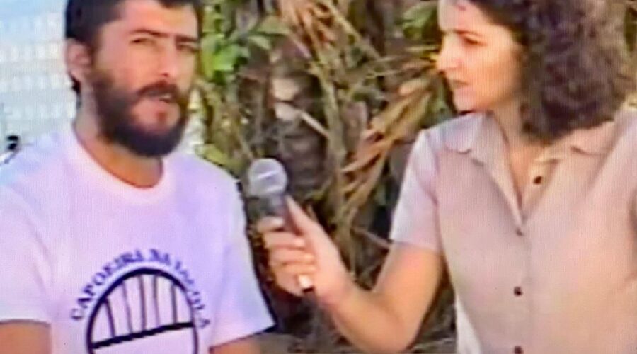 Universidade Livre de Estudos Culturais da Capoeira - Universidade da Capoeira - UNICAPOEIRA, Instituto de Educação Socioambiental - IESAMBI e Grupo de Capoeira Meia Lua - Fundado em 29 de Maio de 1962. Oitavo Encontro Nacional de Capoeira - 8º ENCA. Mestre Polêmico e Sônia. Reportagem de Lilian Damasceno. Canal Educação, Núcleo de Teleeducação - NUTEL, Serviço de Provimento e Produção - SEPPRO, Centro del Recursos Tecnológicos - CRT, Secretaria de Estado de Educação - SEE, Brasília, Distrito Federal/DF, Brasil. Registro de José Luiz Gonçalves. 251,6 MB. Sábado, 27 de Dezembro de 1997.