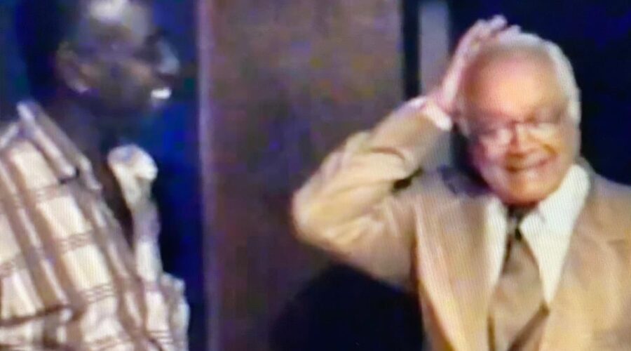 Universidade Livre de Estudos Culturais da Capoeira - Universidade da Capoeira - UNICAPOEIRA, Instituto de Educação Socioambiental - IESAMBI e Grupo de Capoeira Meia Lua - Fundado em 29 de Maio de 1962. Gravação do Segundo CD - Capoeira 500 Anos - Angola e Regional. Capoeira Mestres Onça Tigre - Doutor Milton Freire de Carvalho, Lorde Bom Cabrito - Mário Rodrigues Ferreira do Rosário, Pombo de Ouro - José Bispo Correia, Danadinho - Cláudio José Pinheiro Villar de Queiroz, Bartolomeu Vieira das Chagas, Angola - Humberto Vieira da Silva, Benedito Fernandes Almeida, Squisyto - Reginaldo Silveira da Costa, Pezão - José Ribamar Teixeira da Silva, Bom Menino - Aluizio de Melo Cavalcanti Júnior, Peter Faluhelyi, Professora Lua Bonita - Ana Cláudia Sousa Vieira, Professor Radi - Vassili Ivanov. Studio 57, Brasília, Distrito Federal/DF, Brasil. Registro de Capoeira Mestre Polêmico - Professor João Couto Teixeira e Fred - Frederico Lins Brasiliense. 1,57 GB. Sábado, 27 de Dezembro de 1997.