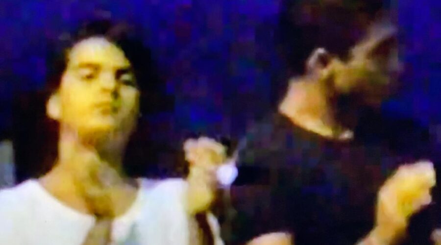 Universidade Livre de Estudos Culturais da Capoeira - Universidade da Capoeira - UNICAPOEIRA, Instituto de Educação Socioambiental - IESAMBI e Grupo de Capoeira Meia Lua - Fundado em 29 de Maio de 1962. Treino. Mestre Zangado - Fernando Alves. Professores Pará - Hércules, Radi - Vassili Ivanov e Jácomo Queiroz. Graduado Leandro Campos. Graduadas Sônia, Maria Schramm e Ana Schramm. Centro de Ensino Médio Asa Norte - CEMAN, Secretaria de Educação - SEE, Brasília, Distrito Federal/DF, Brasil. Registro de Capoeiras Mestre Polêmico - Professor João Couto Teixeira e Doutor Peter Faluhelyi. 633,1 MB. Sábado, 27 de Dezembro de 1997.