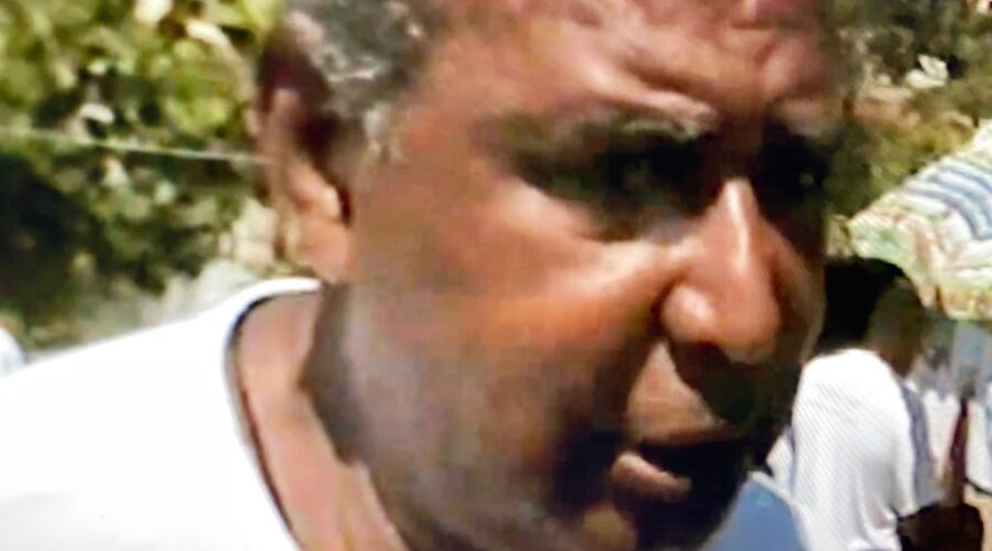 Universidade Livre de Estudos Culturais da Capoeira - Universidade da Capoeira - UNICAPOEIRA, Instituto de Educação Socioambiental - IESAMBI e Grupo de Capoeira Meia Lua - Fundado em 29 de Maio de 1962. Mestres Artur Emídio de Oliveira, Reynaldo Teixeira Alves, Barba -Roberto, Polêmico - Professor João Couto Teixeira, Alexandre José Ribeiro de Amorim, Bom Menino - Aluizio de Melo Cavalcante Júnior, Zangado - Fernando Alves, Can Can - Alexandre Juan Rabelo, Doutor Peter Faluhelyi, Professora Lua Bonita, Professor Radi - Vassili Ivanov e Graduado Victor. Brasília, Distrito Federal/DF, Brasil. Registro de Capoeiras Doutor Peter Faluhelyi e Professora Lua Bonita - Ana Cláudia Sousa Vieira. 4,5 GB. 06h00. Sábado, 01 de Maio de 1999.