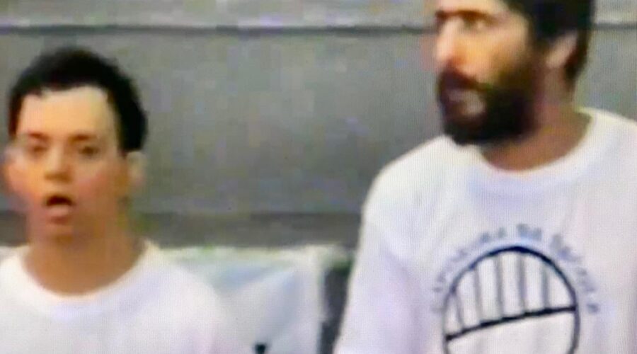 Universidade Livre de Estudos Culturais da Capoeira - Universidade da Capoeira - UNICAPOEIRA, Instituto de Educação Socioambiental - IESAMBI e Grupo de Capoeira Meia Lua - Fundado em 29 de Maio de 1962. Admissão e Graduação. Capoeira Mestres Lorde Bom Cabrito - Mário Rodrigues Ferreira do Rosário, Pombo de Ouro - José Bispo Correia, Angola - Humberto Vieira da Silva (graduou, com o Cordel Amarelo, Marcius Linhares), Benedito Fernandes Almeida, Bom Menino - Aluizio de Melo Cavalcanti Júnior, Zangado - Fernando Alves, Professora Lua Bonita - Ana Cláudia Sousa Vieira, Professor Pará - Hércules, Professor Radi - Vassili Ivanov e Professor Jácomo Queiroz. CASEB, Secretaria de Educação - SEE, Brasília, Distrito Federal/DF, Brasil. Registro de Capoeiras Mestre Polêmico - Professor João Couto Teixeira e Doutor Peter Faluhelyi. 3,36 GB. Sábado, 27 de Dezembro de 1997.