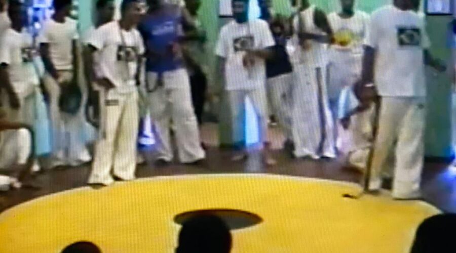 Universidade Livre de Estudos Culturais da Capoeira - Universidade da Capoeira - UNICAPOEIRA, Instituto de Educação Socioambiental - IESAMBI e Grupo de Capoeira Meia Lua - Fundado em 29 de Maio de 1962. Mestres Polêmico - Professor João Couto Teixeira, Federa - Handerson Vieira, Barriga - Paulo Cesar Cardoso e Professora Colibri - Waleska. Canavieiras, Bahia/BA, Brasil. 4,19 GB. Sexta-feira, 08 e 09 de Dezembro de 2000.