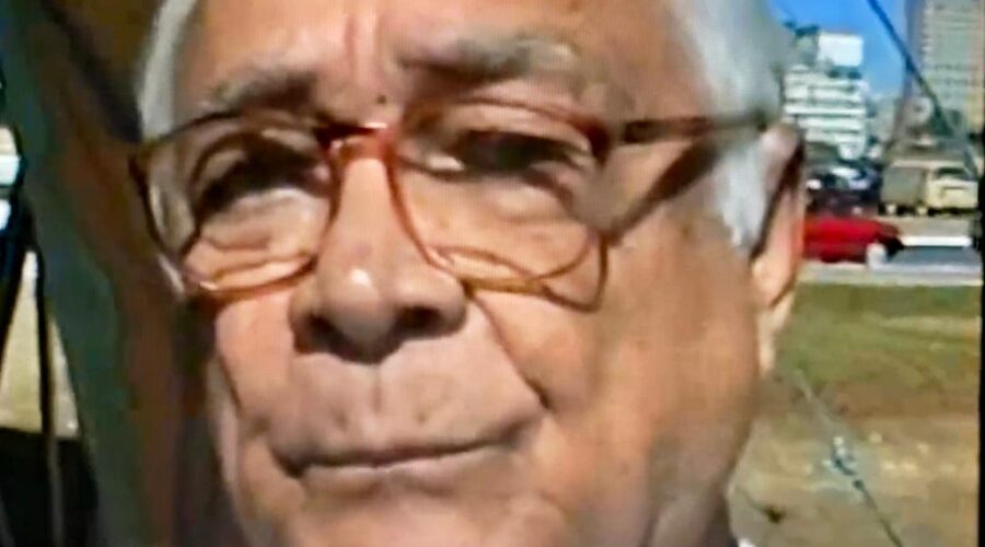 Universidade Livre de Estudos Culturais da Capoeira - Universidade da Capoeira - UNICAPOEIRA, Instituto de Educação Socioambiental - IESAMBI e Grupo de Capoeira Meia Lua - Fundado em 29 de Maio de 1962. Oitavo Encontro Nacional de Capoeira - 8º ENCA. Capoeira Mestres Onça Tigre - Doutor Milton Freire de Carvalho e Polêmico - Professor João Couto Teixeira. Deputado Federal Wasny Nakle de Roure, Diretora Regional de Ensino do Plano Piloto Cruzeiro - Adriana - Capoeira e Educação, Gilvan Alves de Andrade, Dionísio, André Teixeira Reis e Graduado Leandro Campos. Brasília, Distrito Federal/DF, Brasil. Registro de Capoeiras Mestre Polêmico - Professor João Couto Teixeira e Doutor Peter Faluhelyi. 6,79 GB. Terça-feira, 23 de Junho de 1998.