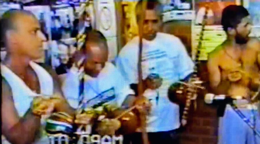 Universidade Livre de Estudos Culturais da Capoeira - Universidade da Capoeira - UNICAPOEIRA, Instituto de Educação Socioambiental - IESAMBI e Grupo de Capoeira Meia Lua - Fundado em 29 de Maio de 1962. Capoeira Mestres João Pequeno - João Pereira dos Santos, DEFER. Onça Tigre - Doutor Milton Freire de Carvalho, Roça do Lobo. Pombo de Ouro - José Bispo Correia, Hélio Tabosa de Moraes, Bartolomeu Vieira das Chagas, Squisyto - Reginaldo Silveira da Costa, Tatá - Carlos Domingos de La Bianca Bimbato, Adelmo Pereira Lima, Bom Menino - Aluizio de Melo Cavalcante Neto, Zangado - Fernando Alves, Lua Bonita - Ana Cláudia Sousa Vieira, Ceilândia. Barba - Roberto, Alexandre José Ribeiro de Amorim e Can Can - Alexandre Juan Rabelo, Meia Lua de Juiz de Fora. Boca Senzala - Humberto Barbosa de Souza e Grupo. Pezão - José Ribamar Teixeira Silva, Restaurante Carpe Diem. Movimentos e Sequências. Gravação do Primeiro e Lançamento do Segundo CD. Centro de Ensino Médio Setor Leste - CEMSL, Secretaria de Estado de Educação - SEE, Brasília, Distrito Federal/DF, Brasil. Registro de Capoeira Mestre Polêmico - Professor João Couto Teixeira. 14,99 GB. Quarta-feira, 31 de Outubro de 1996. Sábado, 27 de Dezembro de 1997. Sábado, 16 de Maio e Sexta-feira, 05 de Junho de 1998.