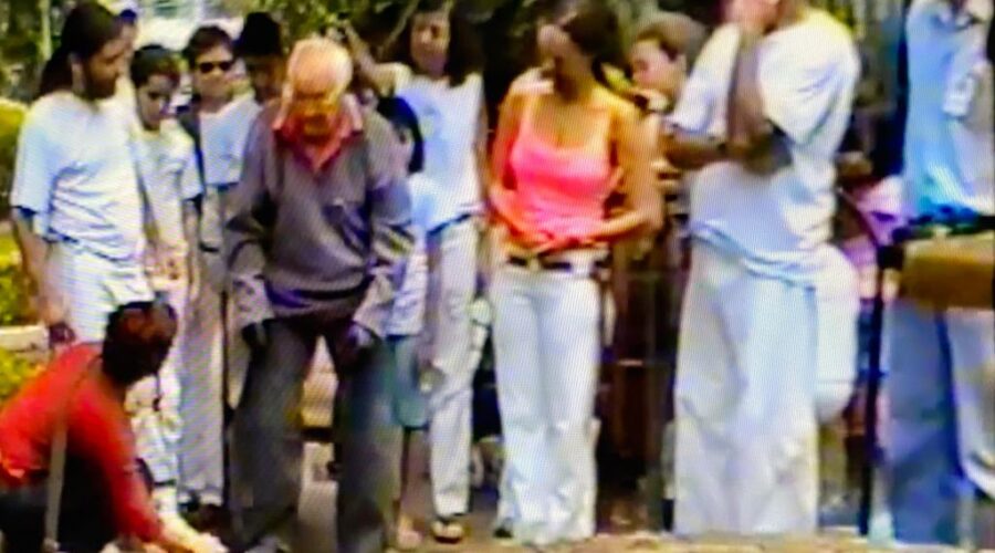 Universidade Livre de Estudos Culturais da Capoeira - Universidade da Capoeira - UNICAPOEIRA, Instituto de Educação Socioambiental - IESAMBI e Grupo de Capoeira Meia Lua - Fundado em 29 de Maio de 1962. Capoeira Mestres Onça Tigre - Doutor Milton Freire de Carvalho, Dom Ivan Zacarias Guimarães Gobbo, Polêmico - Professor João Couto Teixeira, Doutor Peter Faluhelyi, Laura Cavalieri Bisio e Bella - Maria Isabel Melotti Xible. Lar Cecília Ferraz de Andrade, Brasília, Distrito Federal/DF, Brasil. Registro de Capoeiras Dom Ivan Zacarias Guimarães Gobbo e Doutor Peter Faluhelyi. Registro Canal E - Secretaria de Estado de Educação - SEE. 3,31 GB. Quarta-feira, 27 de Outubro de 2004. HD 1080p.