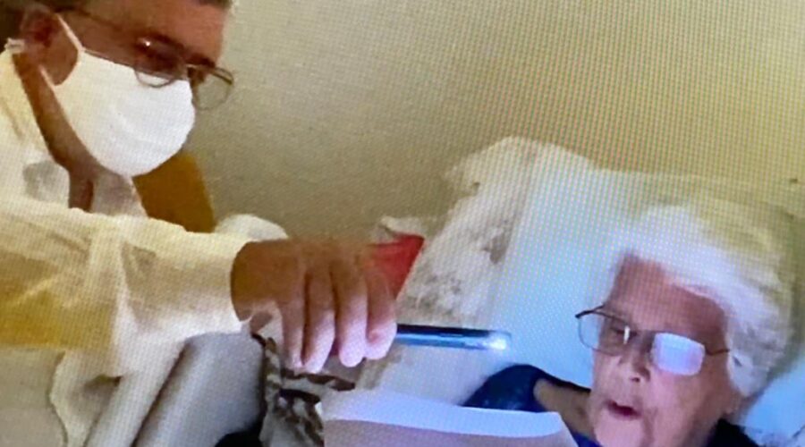 Célia Couto Teixeira: Irmandade Agregada. Véspera de Natal. Sala de Visitas, Tigüera 110 , Juiz de Fora, Minas Gerais/MG, Brasil. Registro de Capoeiras Mestre Polêmico - Professor João Couto Teixeira e Estrela Dalva - Artista Plástica e Cineasta Salete Libardoni. IMG_8798. 12,83 GB. 19h30. Sexta-feira, 24 de Dezembro de 2021. HD 1080p.