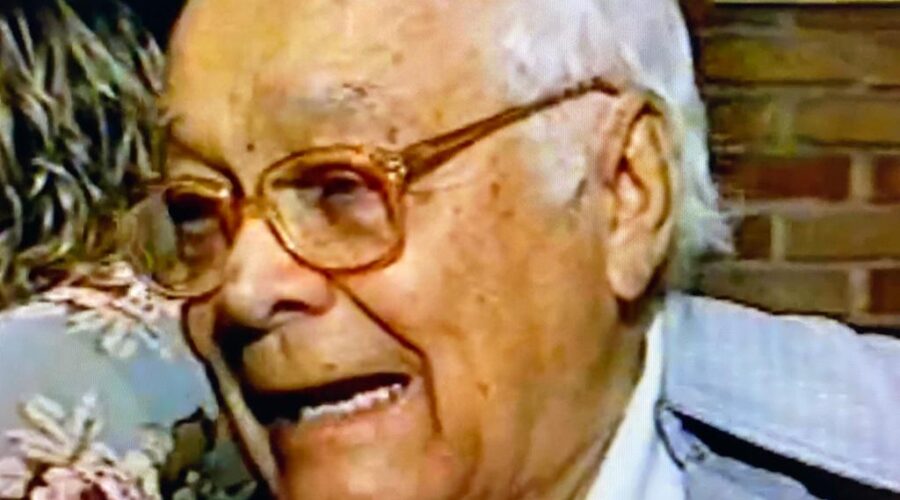 Universidade Livre de Estudos Culturais da Capoeira - Universidade da Capoeira - UNICAPOEIRA, Instituto de Educação Socioambiental - IESAMBI e Grupo de Capoeira Meia Lua - Fundado em 29 de Maio de 1962. Lançamento do CD Capoeira 500 Anos - Angola e Regional. Mestres Onça Tigre - Doutor Milton Freire de Carvalho, Polêmico - Professor João Couto Teixeira, Pezão - José Ribamar Teixeira Silva, Graduada Ana Schramm e Ricardo Diniz de Medeiros. Restaurante Carpe Diem, Brasília, Distrito Federal/DF, Brasil. Registro de Capoeiras Mestre Polêmico - Professor João Couto Teixeira, e Doutor Peter Faluhelyi. 615 MB. Segunda-feira, 05 de Junho de 2000.