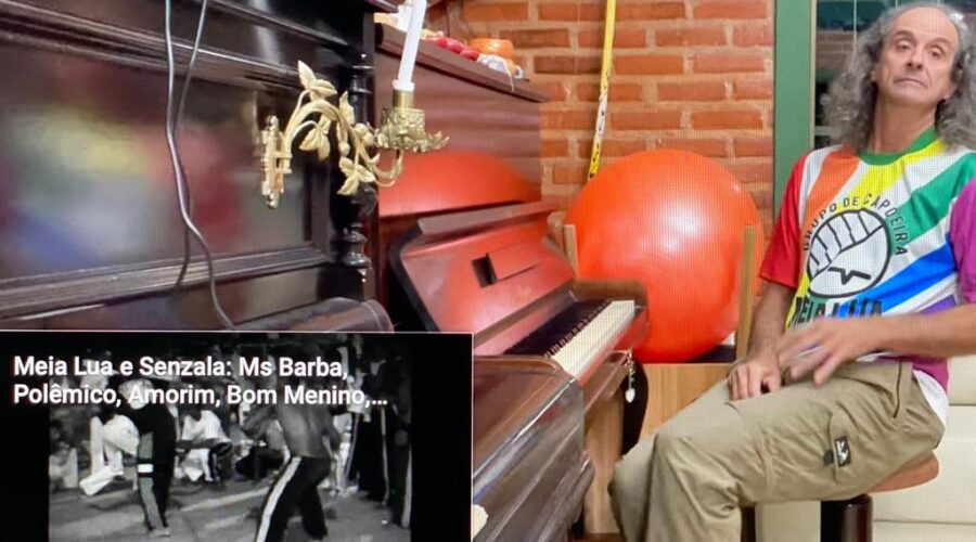 Universidade Livre de Estudos Culturais da Capoeira - Universidade da Capoeira - UNICAPOEIRA, Instituto de Educação Socioambiental - IESAMBI e Grupo de Capoeira Meia Lua - Fundado em 29 de Maio de 1962. Lumiando - Doutor Peter Faluhelyi ao Piano. Sala de Visitas, Tigüera 360, Juiz de Fora, Minas Gerais/MG, Brasil. Registro de Capoeira Mestre Polêmico - Professor João Couto Teixeira. IMG_3020. 1,4 GB. 00h06. Segunda-feira, 10 de Dezembro de 2022.