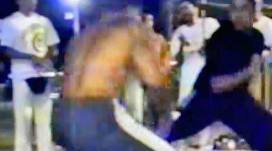 Universidade Livre de Estudos Culturais da Capoeira - Universidade da Capoeira - UNICAPOEIRA, Instituto de Educação Socioambiental - IESAMBI e Grupo de Capoeira Meia Lua - Fundado em 29 de Maio de 1962. Capoeira Mestres Barba - Roberto, Polêmico - Professor João Couto Teixeira, Alexandre José Ribeiro de Amorim, Bom Menino - Aluizio de Melo Cavalcante Júnior, Zangado - Fernando Alves, Boca Senzala - Humberto Barbosa de Sousa, Can Can - Alexandre Juan Rabelo, Graduados Preto - Paulo, Buiu, Cabeça e Graduada Fernanda Mancuso. Brasília, Distrito Federal/DF, Brasil. Registro de Capoeira Professora Lua Bonita - Ana Cláudia Sousa Vieira. 4,46 GB. Sexta-feira, 05 de Junho de 1998.