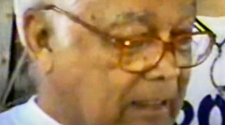 Universidade Livre de Estudos Culturais da Capoeira - Universidade da Capoeira - UNICAPOEIRA, Instituto de Educação Socioambiental - IESAMBI e Grupo de Capoeira Meia Lua - Fundado em 29 de Maio de 1962. Roça do Lobo. Mestres Onça Tigre - Doutor Milton Freire de Carvalho, Barba - Roberto, Polêmico - Professor João Couto Teixeira, Alexandre José Ribeiro de Amorim e Can Can - Alexandre Juan Rabelo. Taguatinga, Distrito Federal/DF, Brasil. Registro de Capoeira Mestre Polêmico - Professor João Couto Teixeira. 3,24 GB. Sábado, 10 de Julho de 1999.