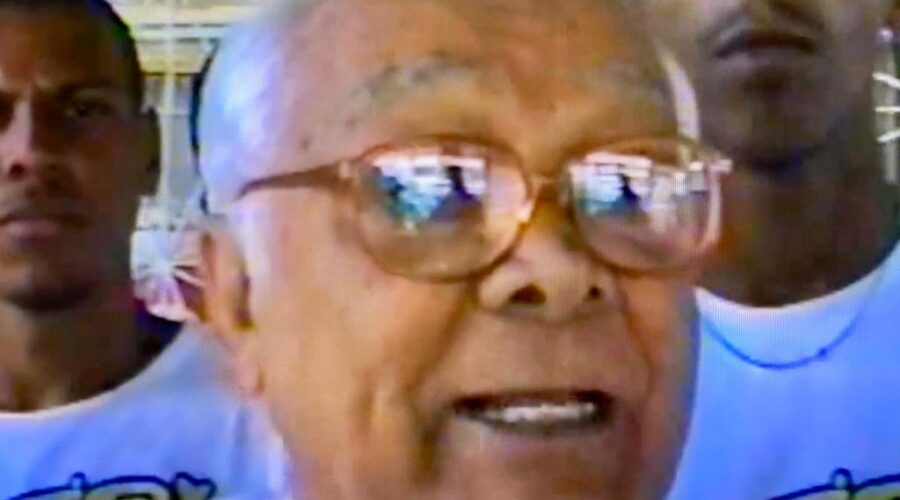 Universidade Livre de Estudos Culturais da Capoeira - Universidade da Capoeira - UNICAPOEIRA, Instituto de Educação Socioambiental - IESAMBI e Grupo de Capoeira Meia Lua - Fundado em 29 de Maio de 1962. Roça do Lobo. Capoeira Mestres Onça Tigre - Doutor Milton Freire de Carvalho, Barba - Roberto, Polêmico - Professor João Couto Teixeira, Alexandre José Ribeiro de Amorim e Can Can - Alexandre Juan Rabelo. Taguatinga, Distrito Federal/DF, Brasil. Registro de Capoeira Mestre Polêmico - Professor João Couto Teixeira. 2,03 GB. Sexta-feira, 05 de Junho de 1998.