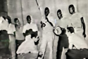 Jair Moura: Capoeira do Domínio Colonial. Emoções da Senzala. Mestre Bimba - Manoel dos Reis Machado, Eu Tive o Prazer e a Honra de Conhecer. Era Figura Magnífica e Impressionou de Maneira Muito Marcante a Todos os Seus Alunos.Treinou muita Gente da Classe Média que Virou Doutor, Médico, Isso e Aquilo, por Razão que ainda Não Foi muito bem Explicada. 50,5 MB.