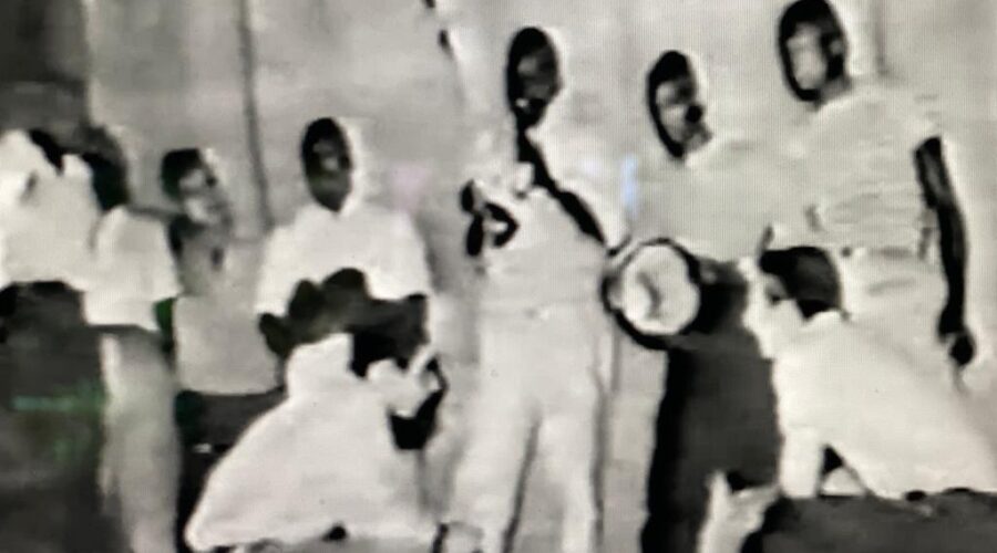 Jair Moura: Capoeira do Domínio Colonial. Emoções da Senzala. Mestre Bimba - Manoel dos Reis Machado, Eu Tive o Prazer e a Honra de Conhecer. Era Figura Magnífica e Impressionou de Maneira Muito Marcante a Todos os Seus Alunos.Treinou muita Gente da Classe Média que Virou Doutor, Médico, Isso e Aquilo, por Razão que ainda Não Foi muito bem Explicada. 50,5 MB.