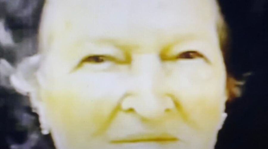 Nona Rosina Maria Lazzarotto Ecker e Salete Libardoni: Orações e Cantos Religiosos. Sala de Entrar, Tigüera 360, Juiz de Fora, Minas Gerais/MG. Registro de Capoeira Mestre Polêmico - Professor João Couto Teixeira. IMG_2868. 2,73 GB. 08h49. São Lourenço d'Oeste, Santa Catarina/SC, Brasil. Terça-feira, 28 de Dezembro de 2021.