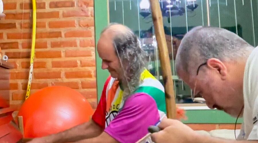 Universidade Livre de Estudos Culturais da Capoeira - Universidade da Capoeira - UNICAPOEIRA, Instituto de Educação Socioambiental - IESAMBI e Grupo de Capoeira Meia Lua - Fundado em 29 de Maio de 1962. Piano e Berimbau - Mestre Polêmico - Professor João Couto Teixeira e Doutor Peter Faluhelyi. Sala de Visitas, Tigüera 360, Juiz de Fora, Minas Gerais/MG, Brasil. Registro de Capoeira Estrela Dalva - Artista Plástica e Cineasta Salete Libardoni. IMG_3018. 4,65 GB. 20h23. Domingo, 09 de Dezembro de 2022. HD 1080p.