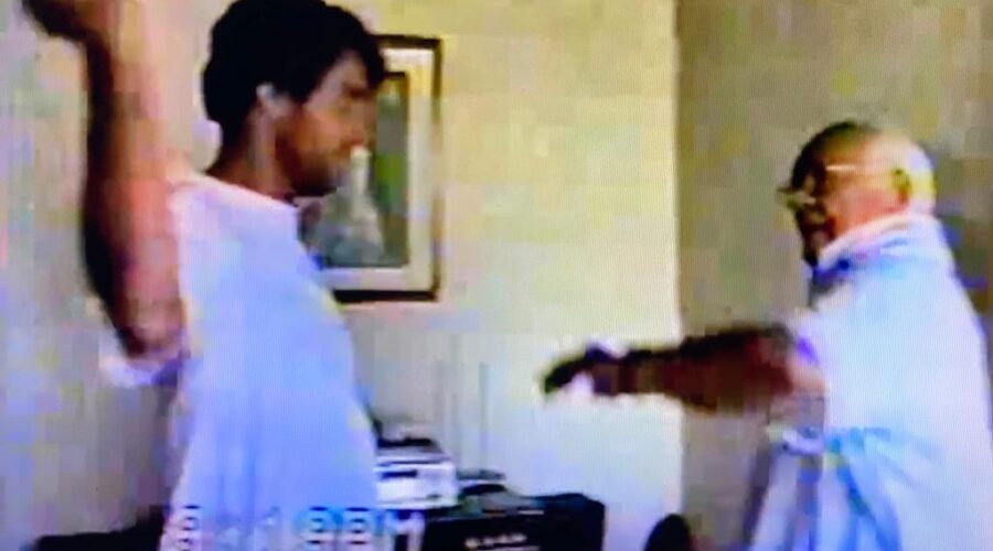 Universidade Livre de Estudos Culturais da Capoeira - Universidade da Capoeira - UNICAPOEIRA, Instituto de Educação Socioambiental - IESAMBI e Grupo de Capoeira Meia Lua - Fundado em 29 de Maio de 1962. Primeiro Encontro na Roça do Lobo. Capoeira Mestres Onça Tigre - Doutor Milton Freire de Carvalho, Polêmico, Bom Menino - Aluizio de Melo Cavalcanti Júnior e Professora Lua Bonita - Ana Cláudia Souza Vieira. Taguatinga, Distrito Federal/DF, Brasil. Registro de Capoeira Mestre Polêmico - Professor João Couto Teixeira. 1,96 GB. 15h20. Sexta-feira, 05 de Junho de 1998.