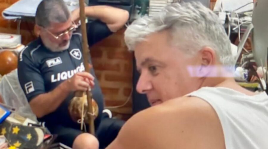 Universidade Livre de Estudos Culturais da Capoeira - Universidade da Capoeira - UNICAPOEIRA, Instituto de Educação Socioambiental - IESAMBI e Grupo de Capoeira Meia Lua - Fundado em 29 de Maio de 1962. Berimbau, Congas e Pandeiro. Mestre Polêmico - Professor João Couto Teixeira e Henrique Couto Teixeira. Sala de Entrar, Tigüera 360, Juiz de Fora, Minas Gerais/MG, Brasil. Registro de Capoeira Mestre Polêmico - Professor João Couto Teixeira. 2,04 GB. Sábado, 22 de Janeiro de 2022. HD 1080p.