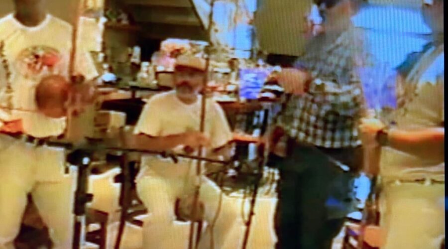 Universidade Livre de Estudos Culturais da Capoeira - Universidade da Capoeira - UNICAPOEIRA, Instituto de Educação Socioambiental - IESAMBI, Grupo de Capoeira na Escola Meia Lua - fundado em 29 de Maio de 1962 e Associação de Capoeira - ASCA. Orquestra Harmônica de Berimbaus. Mestr@s Angoleiro, Hélio Tabosa de Moraes, Dom Ivan Zacarias Guimarães Gobbo, Bartolomeu Vieira das Chagas, Polêmico - Professor João Couto Teixeira, Marinheiro - Luiz Augusto, Baleado - Risomar Torres Arruda, Doutor - Peter Faluhelyi, Bella - Maria Izabel Melotti Xible, Laura Cavalieri Bisio, Professores Bruno Sampaio e Alex Bastos e Silva. Restaurante Empório Tropical, Centro Empresarial Meliá, Quadra 06, Conjunto A, Bloco B, Brasília, Distrito Federal/DF, Brasil. Registro de Capoeira Mestres Polêmico - Professor João Couto Teixeira e Dom Ivan Zacarias Guimarães Gobbo. 5,13 GB. 17h49. Sábado, 11 de abril de 2015. HD 1080p.