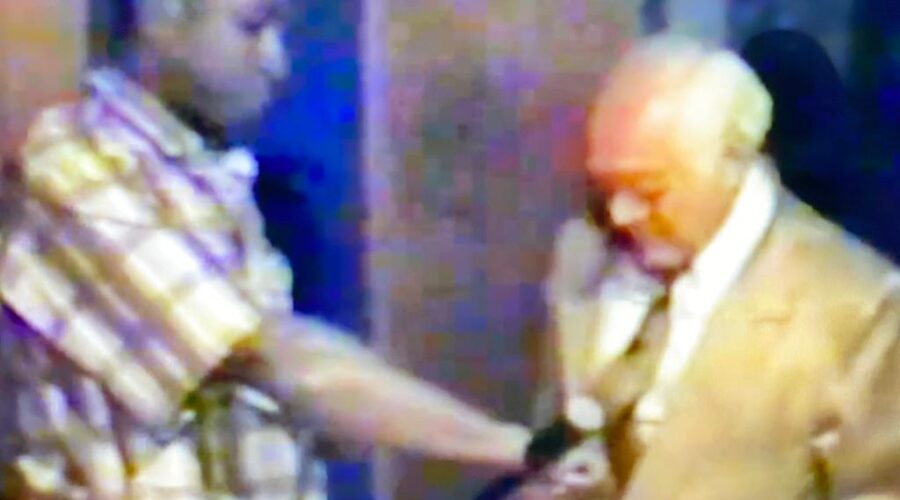 Universidade Livre de Estudos Culturais da Capoeira - Universidade da Capoeira - UNICAPOEIRA, Instituto de Educação Socioambiental - IESAMBI e Grupo de Capoeira Meia Lua - Fundado em 29 de Maio de 1962. Gravação CD "Capoeira 500 Anos - Angola e Regional". Discentes Centro Integrado de Ensino Especial - CIEE. Mestres Onça Tigre - Doutor Milton Freire de Carvalho, Lorde Bom Cabrito - Mário Rodrigues Ferreira do Rosário, Danadinho - Cláudio José Pinheiro Villar de Queiroz, Bartolomeu Vieira das Chagas, Angola - Humberto Souza Vieira, Polêmico - Professor João Couto Teixeira, Tatá - Carlos Domingos de La Bianca Bimbato, Benedito Fernandes Almeida, Pezão - José Ribamar Teixeira Silva, Bom Menino - Aluizio de Melo Cavalcanti Júnior, Doutor Peter Faluhelyi, Professora Lua Bonita - Ana Cláudia Souza Vieira, Graduad@s Radi - Vassili Ivanov, Jácomo Queiroz e Ana Schramm. Franco - Studio 57. SCLN 205, Brasília, Distrito Federal/DF, Brasil. Registro de Capoeiras Mestre Polêmico - Professor João Couto Teixeira e Doutor Peter Faluhelyi. Registro de Frederico Lins Brasiliense. 4,76 GB. Domingo, 08 de Novembro de 1998. HD 1080p.