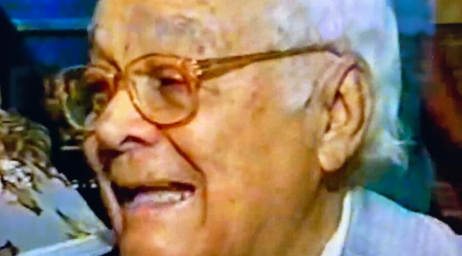 Universidade Livre de Estudos Culturais da Capoeira - Universidade da Capoeira - UNICAPOEIRA, Instituto de Educação Socioambiental - IESAMBI e Grupo de Capoeira Meia Lua - Fundado em 29 de Maio de 1962. Lançamento CD "Capoeira 500 Anos - Angola e Regional". Mestres Onça Tigre - Doutor Milton Freire de Carvalho, Polêmico - Professor João Couto Teixeira, Pezão - José Ribamar Teixeira Silva e Graduada Ana Schramm. Studio 57, SCLN 205, Restaurante Carpe Diem, Brasília, Distrito Federal/DF, Brasil. Registro de Capoeiras Mestre Polêmico - Professor João Couto Teixeira e Doutor Peter Faluhelyi. 3,54 GB. Terça-feira, 28 de Março de 2000.