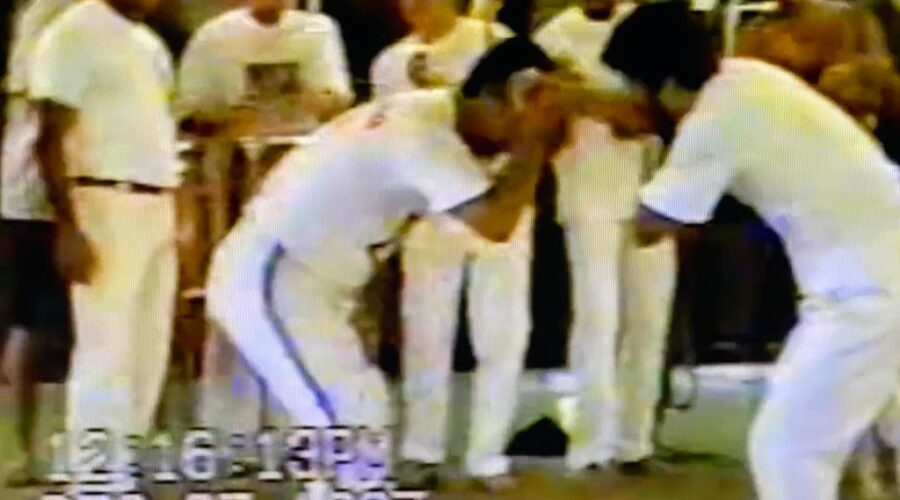 Universidade Livre de Estudos Culturais da Capoeira - Universidade da Capoeira - UNICAPOEIRA, Instituto de Educação Socioambiental - IESAMBI, Grupo de Capoeira Meia Lua - Fundado em 29 de Maio de 1962 e Associação de Capoeira - ASCA. Mestres Polêmico - Professor João Couto Teixeira, Barba - Roberto, Alexandre José Ribeiro de Amorim, Can Can - Alexandre Juan Rabelo, Pedro Kopschitz e David Teixeira Irsigler. Professor Luiz Antônio Carvalho Letayf e Doutor André Teixeira Irsigler. Juiz de Fora, Minas Gerais/MG, Brasil. Registro de Capoeira Mestra Perigosa - Marialú. 1,05 GB. Quarta-feira, 27 de Dezembro de 1997. HD 1080p.