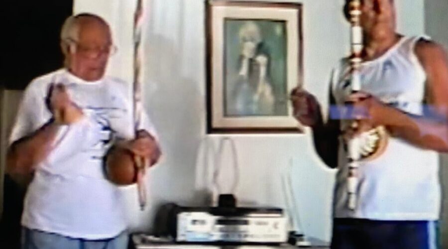 Universidade Livre de Estudos Culturais da Capoeira - Universidade da Capoeira - UNICAPOEIRA, Instituto de Educação Socioambiental - IESAMBI e Grupo de Capoeira Meia Lua - Fundado em 29 de Maio de 1962. Mestres Onça Tigre - Doutor Milton Freire de Carvalho e Dom Ivan Zacarias Guimarães Gobbo. Roça do Lobo, Taguatinga, Distrito Federal/DF, Brasil. Registro de Capoeira Mestre Dom Ivan Zacarias Guimarães Gobbo. 341 MB. Sexta-feira, 08 de Novembro de 2002. HD 1080p.