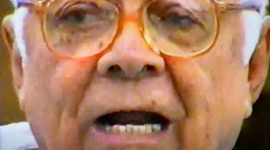 Universidade Livre de Estudos Culturais da Capoeira - Universidade da Capoeira - UNICAPOEIRA, Instituto de Educação Socioambiental - IESAMBI e Grupo de Capoeira Meia Lua - Fundado em 29 de Maio de 1962. Associação de Capoeira - ASCA. Certificado. Graduação de Mestre Dom Ivan Zacarias Guimarães Gobbo. Mestr@s Onça Tigre - Doutor Milton Freire de Carvalho, Gato Preto Doirado - José Gabriel Góes, Clodoaldo Alberico Galindo de Moraes, Sebastião Nunes Folgado, Polêmico - Professor João Couto Teixeira, Pesado - Pedro de Abreu Neiva, Squisyto - Reginaldo Silveira da Costa, Gilvan Alves Andrade, Gavião - Francisco de Assis, Ricardo Bomfim, Marinheiro - Luiz Augusto, Pezão de Ouro - Iracildo Sena Martins, Bom Menino - Aluizio de Melo Cavalcanti Júnior, Trovão - Paulo Sérgio, Bad - Beth e Graduada Cacau - Cláudia. Condomínio Lago Azul, Sobradinho, Distrito Federal/DF, Brasil. Registro de Capoeira Mestre Polêmico - Professor João Couto Teixeira. 8,73 GB. Terça-feira, 16 de Setembro de 2000. HD 1080p. 03.