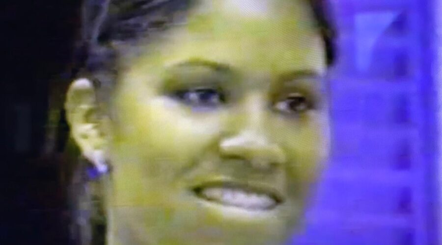 Universidade Livre de Estudos Culturais da Capoeira - Universidade da Capoeira - UNICAPOEIRA, Instituto de Educação Socioambiental - IESAMBI, Grupo de Capoeira na Escola Meia Lua - Fundado em 29 de Maio de 1962 e Associação de Capoeira - ASCA. Mestr@s Dom Ivan Zacarias Guimarães Gobbo, Polêmico - Professor João Couto Teixeira, Bella - Maria Isabel Melotti Xible, Laura Cavalieri Bisio, Professor Jácomo Queiroz, Graduad@s Taís e Caranguejo. Visita de Peso de João Pessoa e Discentes. Centro de Ensino Médio Setor Leste - CEMSL, Secretaria de Estado de Educação - SEE, Brasília, Distrito Federal/DF, Brasil. Registro de Capoeira Mestre Dom Ivan Zacarias Guimarães Gobbo. 10,66 MB. Quinta-feira, 21 de Abril de 2005. HD 1080p.