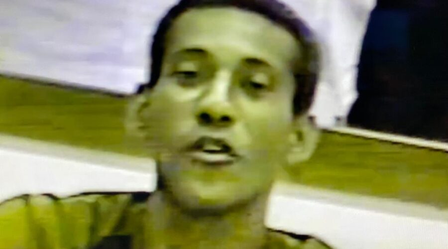 Universidade Livre de Estudos Culturais da Capoeira - Universidade da Capoeira - UNICAPOEIRA, Instituto de Educação Socioambiental - IESAMBI, Grupo de Capoeira na Escola Meia Lua - Fundado em 29 de Maio de 1962 e Associação de Capoeira - ASCA. Mestr@s Dom Ivan Zacarias Guimarães Gobbo, Polêmico - Professor João Couto Teixeira, Pesado - Pedro de Abreu Neiva, Baleado - Risomar Torres Arruda, Laura Cavalieri Bisio e Juarez da Silva Messias, de Salvador/BA. Centro de Ensino Médio Setor Leste - CEMSL, Secretaria de Estado de Educação - SEE, Brasília, Distrito Federal/DF, Brasil. Registro de Capoeira Mestre Dom Ivan Zacarias Guimarães Gobbo. 7,56 GB. Quinta-feira - 21 de Abril de 2005. HD 1080p.