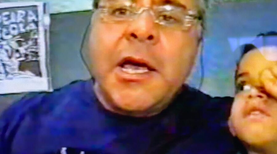 Universidade Livre de Estudos Culturais da Capoeira - Universidade da Capoeira - UNICAPOEIRA, Instituto de Educação Socioambiental - IESAMBI, Grupo de Capoeira na Escola Meia Lua - Fundado em 29 de Maio de 1962 e Associação de Capoeira - ASCA. Deputado Federal Wasny Nakle de Roure, Presidente Lúcio Rogério Gomes dos Santos - Conselho de Educação Física da Sétima Região - CREF 07, Maestro Marvin, Mestres Pombo de Ouro - José Bispo Correia, José Paulo Santos, Polêmico - Professor João Couto Teixeira, Alexandre José Ribeiro de Amorim, Pesado - Pedro de Abreu Neiva, Bom Menino - Aluizio de Melo Cavalcanti Júnior, Zangado - Fernando Alves, Doutor Peter Faluhelyi, Adelmo Pereira Lima, Lambão - Jorge Fábio Paulino, Professor@s Lua Bonita - Ana Cláudia Sousa Vieira, Pará - Hércules, Colibri - Waleska, Radi - Vassili Ivanov, Graduad@s Leandro Campos, Valéria, Sônia, Artista Plástico e Biblista Pulika - Paulo Couto Teixeira. CASEB, Secretaria de Estado de Educação - SEE, Brasília, Distrito Federal/DF, Brasil. 1,53 GB. Sábado, 23 de maio de 1998. HD 1080p.