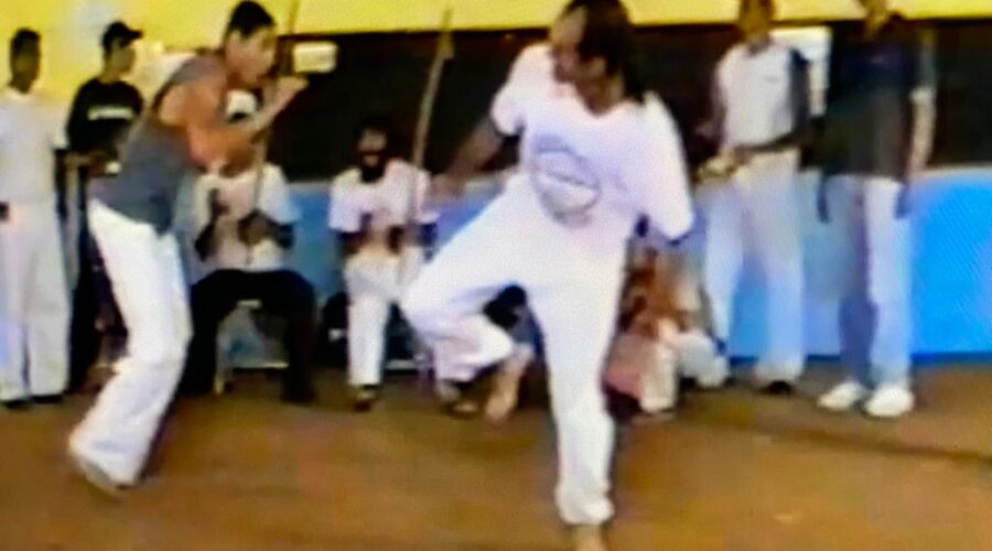 Universidade Livre de Estudos Culturais da Capoeira - Universidade da Capoeira - UNICAPOEIRA, Instituto de Educação Socioambiental - IESAMBI e Grupo de Capoeira na Escola Meia Lua - Fundado em 29 de Maio de 1962. Semana da Consciência Negra. Mestr@s Dom Ivan Zacarias Guimarães Gobbo, Polêmico - Professor João Couto Teixeira, Pesado - Pedro de Abreu Neiva, Bella - Maria Isabel Melotti Xible e Capoeira Doutor Peter Faluhelyi. Centro de Ensino Médio Setor Leste - CEMSL, Secretaria de Estado de Educação - SEE, Brasília, Distrito Federal/DF, Brasil. Registro de Capoeira Mestre Dom Ivan Zacarias Guimarães Gobbo. 3,88 GB. Terça-feira, 05 de Novembro de 2002. HD 1080p.