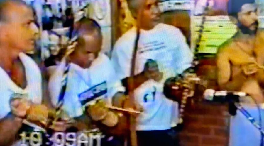 Universidade Livre de Estudos Culturais da Capoeira - Universidade da Capoeira - UNICAPOEIRA, Instituto de Educação Socioambiental - IESAMBI e Grupo de Capoeira Meia Lua - Fundado em 29 de Maio de 1962. Gravação do Primeiro CD - Capoeira na Escola. Maestro Marvin. Mestres Pombo de Ouro - José Bispo Correia, Hélio Tabosa de Moraes, Bartolomeu Vieira das Chagas, Polêmico - Professor João Couto Teixeira, Squisyto - Reginaldo Silveira da Costa, Tatá - Carlos Domingos de La Bianca Bimbato, Adelmo Pereira Lima, Bom Menino - Aluizio de Melo Cavalcante Júnior e Zangado - Fernando Alves, Professora Lua Bonita - Ana Cláudia Sousa Vieira e Professor Bezerra. Ceilândia, Distrito Federal/DF, Brasil. Registro de Capoeiras Doutor Peter Faluhelyi e Professora Lua Bonita - Ana Cláudia Sousa Vieira. 646 MB. 09h11. Sábado, 16 de Maio de 1998.