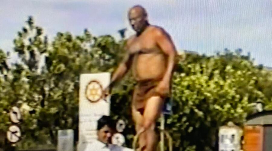 Universidade Livre de Estudos Culturais da Capoeira - Universidade da Capoeira - UNICAPOEIRA, Instituto de Educação Socioambiental - IESAMBI e Grupo de Capoeira na Escola Meia Lua - Fundado em 29 de Maio de 1962. Gravação de Filme de Curta Metragem - Professor Peterson Paim. Mestr@s Onça Tigre - Doutor Milton Freire de Carvalho, Kojak - José Augusto, Dom Ivan Zacarias Guimarães Gobbo, Polêmico - Professor João Couto Teixeira, Squisyto - Reginaldo Silveira da Costa, Pesado - Pedro de Abreu Neiva, Amilka, Doutor Peter Faluhelyi e Simpatia. Setor Comercial Sul, Brasília, Distrito Federal/DF, Brasil. Registro de Capoeira Mestre Dom Ivan Zacarias Guimarães Gobbo. 6,49 GB. Domingo, 22 de Setembro de 2002. HD 1080p.