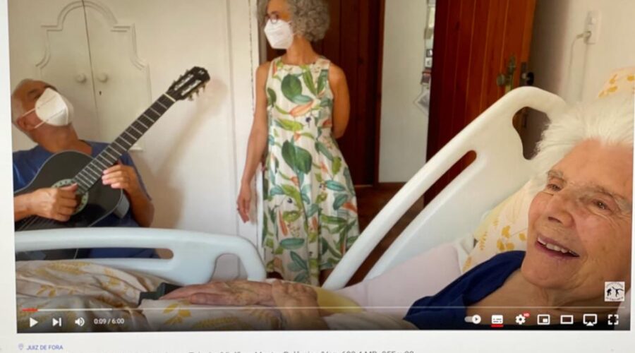 Universidade Livre de Estudos Culturais da Capoeira - Universidade da Capoeira - UNICAPOEIRA, Instituto de Educação Socioambiental - IESAMBI, Grupo de Capoeira Meia Lua - Fundado em 29 de Maio de 1962 e Associação de Capoeira - ASCA. Célia Couto Teixeira. Nova Ilusão - Chorinho de 1941, cuja Composição é Creditada a Claudionor Cruz 91910-1995) e Pedro Caetano (1911-1992). Não saiu "Poema na Terra". Execução de Bilinho - Domingos Couto Teixeira ao Violão e Mestre Polêmico - Voz. Suíte, Tigüera 49, Juiz de Fora, Minas Gerais/MG, Brasil. Registro de Capoeira Mestre Polêmico - Professor João Couto Teixeira. 683,4 MB. 14h29. Sábado, 05 de Fevereiro de 2022. HD 1080p.