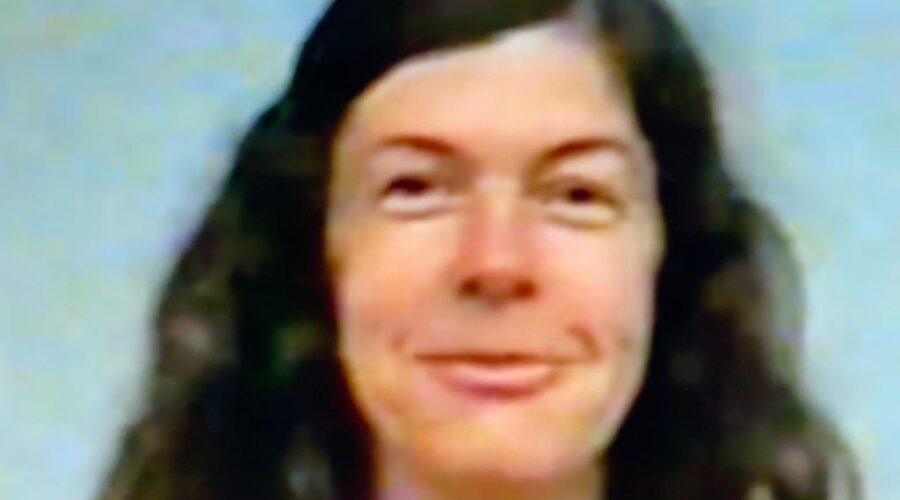 Universidade Livre de Estudos Culturais da Capoeira - Universidade da Capoeira - UNICAPOEIRA, Grupo de Capoeira Meia Lua - Fundado em 29 de Maio de 1962 e Instituto de Educação Socioambiental - IESAMBI. Micróbios, Projeto Margem. Mestr@s Polêmico - Professor João Couto Teixeira, Doutor Peter Faluhelyi, Laura Cavalieri Bisio, Bella - Maria Isabel Melotti Xible, Doutora Marlene e Pulika - Paulo Couto Teixeira. Universidade de Brasília - UnB, Distrito Federal/DF, Brasil. Registro de Capoeiras Mestre Polêmico - Professor João Couto Teixeira e Doutor Peter Faluhelyi. Registro de Euro. 1,74 GB. Sexta-feira, 16 de Maio de 2003. HD 1080p.