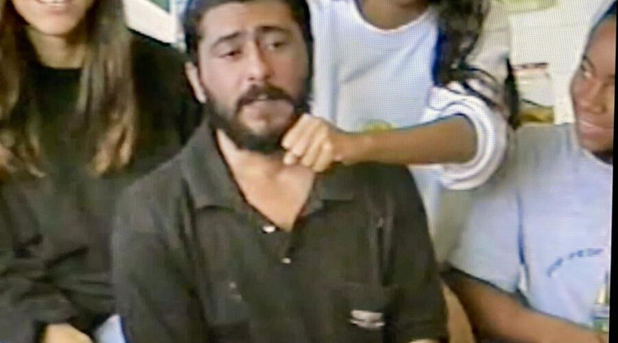 Universidade Livre de Estudos Culturais da Capoeira - Universidade da Capoeira - UNICAPOEIRA, Grupo de Capoeira Meia Lua - Fundado em 29 de Maio de 1962, Instituto de Educação Socioambiental - IESAMBI e Associação de Capoeira - ASCA. Sala do Projeto Margem. Micróbios. Mestre Polêmico - Professor João Couto Teixeira. Série Segundo Ano, Turma G e Outras. Centro de Ensino Medio Setor Leste - CEMSL, Secretaria de Estado de Educação - SEE, Ministério da Educação e Cultura - MEC, Brasília, Distrito Federal/DF, Brasil. Registro de Capoeiras Mestre Polêmico - Professor João Couto Teixeira e Doutor Peter Faluhelyi. 14,07 GB. 2001. HD 1080p.