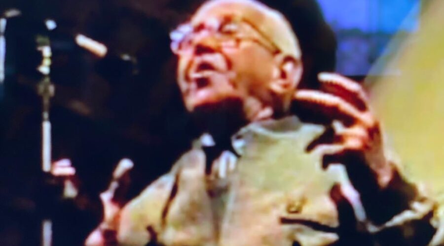 Universidade Livre de Estudos Culturais da Capoeira - Universidade da Capoeira - UNICAPOEIRA, Instituto de Educação Socioambiental - IESAMBI e Grupo de Capoeira Meia Lua - Fundado em 29 de Maio de 1962. Homenagem da Associação Mineira de Medicina. Mozart Geraldo Teixeira e Célia Couto Teixeira. Bairro Floresta, Belo Horizonte, Minas Gerais/MG, Brasil. Registro de Júlio Cadaval Bede. 3,66 GB. Terça-feira, 28 de Dezembro de 1993.