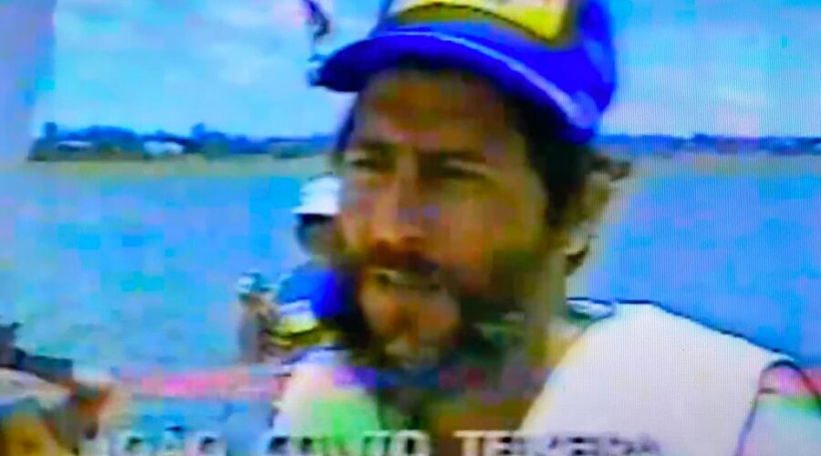 Universidade Livre de Estudos Culturais da Capoeira - Universidade da Capoeira - UNICAPOEIRA, Associação de Capoeira - ASCA, Instituto de Educação Socioambiental - IESAMBI e Grupo de Capoeira Meia Lua - Fundado em 29 de Maio de 1962. Navegada com Embarcação à Vela. Projeto Margem. Professor Doutor Peter Faluhelyi, Mestre Polêmico - Professor João Couto Teixeira e Euro. Adonias Maloso, Murilo Lobo, Bernardo Faluhelyi, Vicente Morais Miranda e Ana Carolina Abreu. Centro de Ensino Médio Setor Leste - CEMSL, Secretaria de Estado de Educação - SEE, Lago Paranoá, Brasília, Distrito Federal/DF, Brasil. Registro de Capoeira Mestre Polêmico - Professor João Couto Teixeira. Imagens de Marcone Santana e Reportagem de Márcia Witczak da TV Globo. 371,7 GB. Sábado, 05 de Setembro de 2002. HD 1080p.