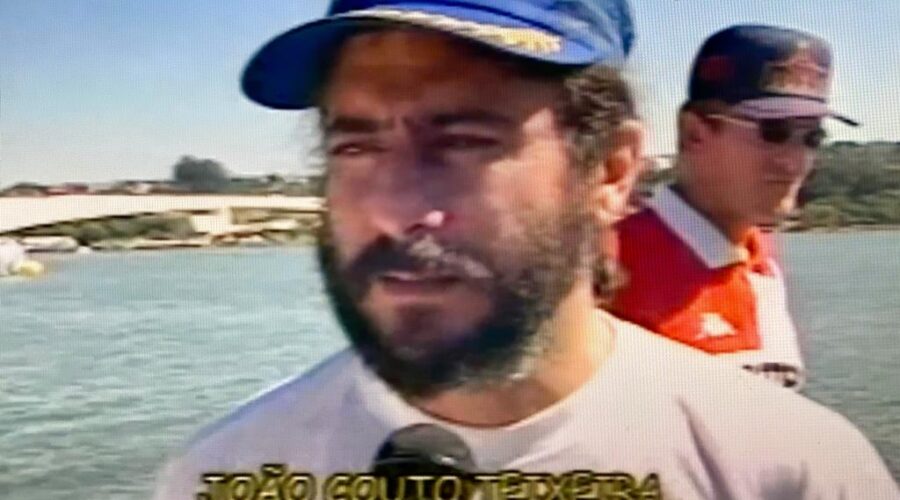 Universidade Livre de Estudos Culturais da Capoeira - Universidade da Capoeira - UNICAPOEIRA, Associação de Capoeira - ASCA, Instituto de Educação Socioambiental - IESAMBI e Grupo de Capoeira Meia Lua - Fundado em 29 de Maio de 1962. Navegada em Defesa do Lago Paranoá. Projeto Margem. Mestres Dom Ivan Zacarias Guimarães Gobbo - Aniversariante e Polêmico - Professor João Couto Teixeira. Professor@s Jamir Batista Silva, Estevão Ribeiro Monti - Escola da Natureza, Yuri Soares Franco - Diretor Cultural da Central Única dos Trabalhadores - CUT, Doutor Peter Faluhelyi, Otávio Batista de Oliveira Neto, Jaqueline Dato. Reaja, Respeite, Replante. Centro de Ensino Médio Setor Leste - CEMSL, Secretaria de Estado de Educação - SEE, Lago Paranoá, Brasília, Distrito Federal/DF, Brasil. Reportagem de Neila Zandonai. Registros de Capoeira Mestre Polêmico - Professor João Couto Teixeira e Canal E. 843,7 MB. Sábado, 05 de Junho de 2004. HD 1080p.