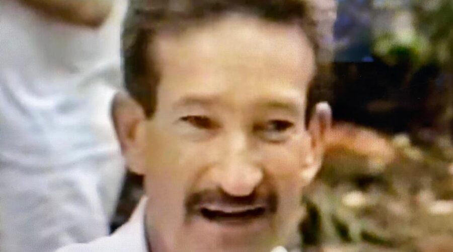 Universidade Livre de Estudos Culturais da Capoeira - Universidade da Capoeira - UNICAPOEIRA, Associação de Capoeira - ASCA, Instituto de Educação Socioambiental - IESAMBI e Grupo de Capoeira Meia Lua - Fundado em 29 de Maio de 1962. Campo Avançado. Criação do Parque Ecológico Asa Sul. Projeto Margem. Liliane Cardoso, Juarez Dorneles - Imagens, Peterson Gustavo Paim - Professor de Química, Renata Feldmann, Jader Vieira - Geógrafo, Paulo Sérgio Bretas de Almeida Salles - Comitê Bacia Paranoá, José Dias - Morador. Centro de Ensino Médio Setor Leste - CEMSL, Secretaria de Estado de Educação - SEE, Brasília, Distrito Federal/DF, Brasil. Registro de TV Globo. 352,2 MB. Quinta-feira - 05 de Setembro de 2002 e Quarta-feira, 10 de Setembro de 2003. HD 1080p.