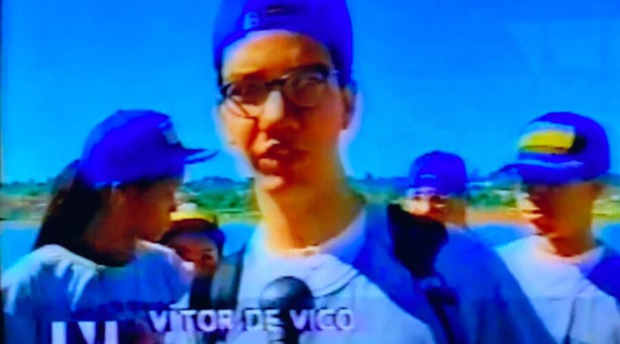 Universidade Livre de Estudos Culturais da Capoeira - Universidade da Capoeira - UNICAPOEIRA, Associação de Capoeira - ASCA, Instituto de Educação Socioambiental - IESAMBI e Grupo de Capoeira Meia Lua - Fundado em 29 de Maio de 1962. Primeira Navegada em Defesa do Lago Paranoá. Projeto Margem. Professores Mozart Cesário Filho, Jamir Batista Silva, Doutor Peter Faluhelyi e Mestre Polêmico - Professor João Couto Teixeira. Funcionários do Instituto de Saúde, Comodoro do Iate Clube Ênnius Muniz, Adonias Maloso, Murilo Lobo e Vitor de Vico. Centro de Ensino Médio Setor Leste - CEMSL, Núcleo de Teleeducação - NUTEL, Setor de Provimento e Produção - SEPPRO, Centro de Recursos Tecnológicos - CRT, Secretaria de Estado de Educação - SEE, Lago Paranoá, Brasília, Distrito Federal/DF, Brasil. Registros de Capoeira Mestre Polêmico - Professor João Couto Teixeira e José Luiz Gonçalves - TV N, Canal Educação. 536,9 MB. Sábado, 05 de Setembro de 2002. HD 1080p.