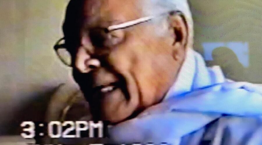 Universidade Livre de Estudos Culturais da Capoeira - Universidade da Capoeira - UNICAPOEIRA, Instituto de Educação Socioambiental - IESAMBI e Grupo de Capoeira Meia Lua - Fundado em 29 de Maio de 1962. Associação de Capoeira - ASCA. Roça do Lobo - Primeiro Contato. Mestres Onça Tigre - Doutor Milton Freire de Carvalho, Polêmico - Professor João Couto Teixeira, Bom Menino - Aluizio de Melo Cavalcanti Júnior e Professora Lua Bonita - Ana Cláudia Souza Vieira. Taguatinga, Distrito Federal/DF, Brasil. Registro de Capoeira Mestre Polêmico - Professor João Couto Teixeira. 1,82 GB. Terça-feira, 05 de Junho de 1998. HD 1080p.