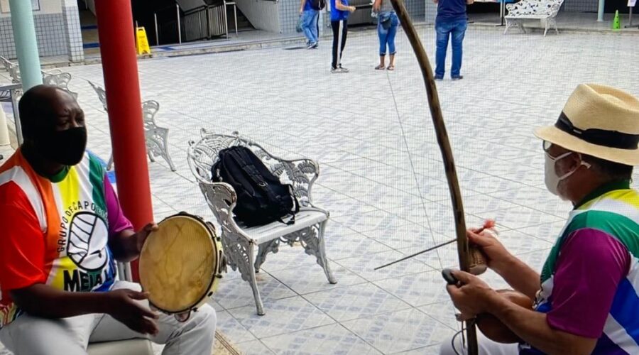 Universidade Livre de Estudos Culturais da Capoeira - Universidade da Capoeira - UNICAPOEIRA, Instituto de Educação Socioambiental - IESAMBI, Grupo de Capoeira Meia Lua na Escola - Fundado em 29 de Maio de 1962 e Associação de Capoeira - ASCA. Berimbau e Pandeiro. Mestres Polêmico - Professor João Couto Teixeira e Corôa - Mauro Delfino da Silva. Reunião de Responsáveis e Docentes. Instituto Vianna Júnior, Bairro Centro, Juiz de Fora, Minas Gerais/MG, Brasil. Registro de Capoeira Mestre Polêmico - Professor João Couto Teixeira. IMG_3365 e IMG_2874. 10,22 GB. 08h20. Sábado, 19 de Fevereiro de 2022. HD 1080p.