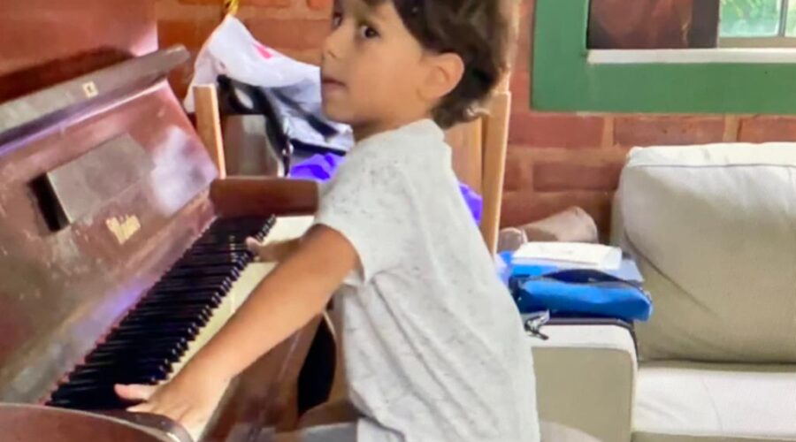 Universidade Livre de Estudos Culturais da Capoeira - Universidade da Capoeira - UNICAPOEIRA, Associação de Capoeira - ASCA, Instituto de Educação Socioambiental - IESAMBI e Grupo de Capoeira Meia Lua - Fundado em 29 de Maio de 1962. Capoeira Mestre Polêmico - Professor João Couto Teixeira. Caio de Souza Irsigler ao Piano. Antes da sua Primeira Missa na Forania Nossa Senhora Mãe de Deus, com o Padre João Francisco Batista da Silva. Sala de Visitas, Tigüera 360, Juiz de Fora, Minas Gerais/MG, Brasil. Registro de Capoeira Mestre Polêmico - Professor João Couto Teixeira. IMG_3370. 918,2 MB. 08h53. Domingo, 20 de Fevereiro de 2022. HD 1080p.