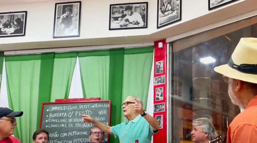 Universidade Livre de Estudos Culturais da Capoeira - Universidade da Capoeira - UNICAPOEIRA, Associação de Capoeira - ASCA, Instituto de Educação Socioambiental - IESAMBI e Grupo de Capoeira Meia Lua - Fundado em 29 de Maio de 1962. Compositor Mamão - Armando Fernandes Aguiar, Márcio Itaboray, Ronaldo Itaboray, Henrique Couto Teixeira, Estêvão Couto Teixeira e Mestre Polêmico. Bar do Bexiga, Rua Chanceler Oswaldo Aranha, Número 380, Código de Endereçamento Postal - CEP 36.016-340, Bairro São Mateus, Juiz de Fora, Minas Gerais/MG, Brasil. Registro de Capoeira Mestre Polêmico - Professor João Couto Teixeira. IMG_3262. 14,91 GB. 21h11. Segunda-feira, 28 de Fevereiro de 2022. HD 1080p.