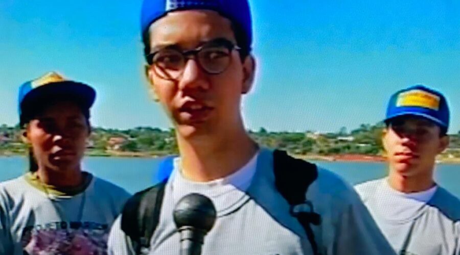 Universidade Livre de Estudos Culturais da Capoeira - Universidade da Capoeira - UNICAPOEIRA, Associação de Capoeira - ASCA, Instituto de Educação Socioambiental - IESAMBI e Grupo de Capoeira Meia Lua - Fundado em 29 de Maio de 1962. Primeira Navegada em Defesa do Lago Paranoá. Projeto Margem. Mestre Polêmico - Professor João Couto Teixeira, Docente Jamir Batista Silva, Comodoro do Iate Clube Ênnius Muniz e Discente Vitor de Vico. Divulgar Ações em Defesa do Lago Paranoá é Incentivar as pessoas a se Comprometerem com a Preservação deste Importante Recurso de Nossa Cidade. Centro de Ensino Médio Setor Leste - CEMSL, Secretaria de Estado de Educação - SEE, Brasília, Distrito Federal/DF, Brasil. Registro de TV N. 543 MB. Sexta-feira, 10 de Outubro de 1997. HD 1080p.