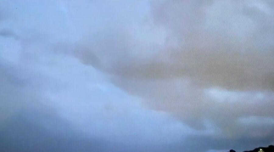 Universidade Livre de Estudos Culturais da Capoeira - Universidade da Capoeira - UNICAPOEIRA, Associação de Capoeira - ASCA, Instituto de Educação Socioambiental - IESAMBI e Grupo de Capoeira Meia Lua - Fundado em 29 de Maio de 1962. Raios e Trovões. Capoeira Mestre Polêmico - Professor João Couto Teixeira. Sacada Dorsal, Tigüera 360, Juiz de Fora, Minas Gerais/MG, Brasil. Registro de Capoeira Mestre Polêmico - Professor João Couto Teixeira. IMG_3336. 290,1 MB. 20h27. Segunda-feira, 14 de Fevereiro de 2022. HD 1080p.