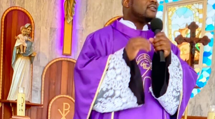 Universidade Livre de Estudos Culturais da Capoeira - Universidade da Capoeira - UNICAPOEIRA, Instituto de Educação Socioambiental - IESAMBI, Grupo de Capoeira Meia Lua - Fundado em 29 de Maio de 1962 e Associação de Capoeira - ASCA. Celebração Eucarística. Padre João Francisco Batista da Silva. Igreja Nossa Senhora Mãe de Deus, Bairro de Lourdes, Juiz de Fora, Minas Gerais/MG, Brasil. Registro de Capoeira Mestre Polêmico - Professor João Couto Teixeira. IMG_3884. 7,67 GB. 07h59. Domingo, 27 de Março de 2022. HP 1080p.