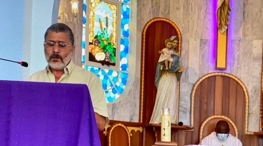 Universidade Livre de Estudos Culturais da Capoeira - Universidade da Capoeira - UNICAPOEIRA, Instituto de Educação Socioambiental - IESAMBI, Grupo de Capoeira Meia Lua - Fundado em 29 de Maio de 1962 e Associação de Capoeira - ASCA. Celebração Eucarística. Padre João Francisco Batista da Silva. Salete Libardoni - Parabéns. Igreja Nossa Senhora Mãe de Deus, Bairro de Lourdes, Juiz de Fora, Minas Gerais/MG, Brasil. Registro de Capoeira Mestre Polêmico - Professor João Couto Teixeira. IMG_3838. 7,23 GB. 11h25. Sexta-feira, 25 de Março de 2022. HD 1080p.